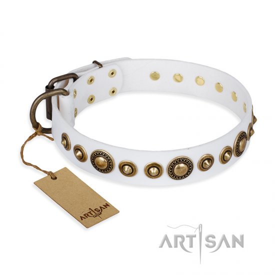 'Swirl of Fashion' FDT Artisan Delicate White Leather Dog Collar with Stunning Bronze-Plated Round Studs - إضغط الصورة للإغلاق