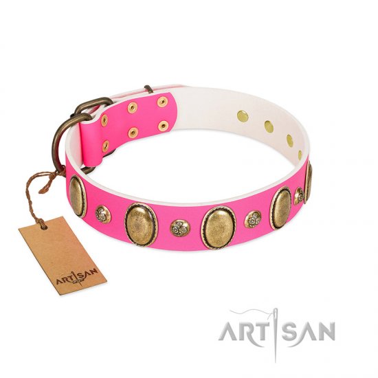 "Roseate Dawn" FDT Artisan Pink Leather Collar with Vintage Looking Oval and Round Adornments - إضغط الصورة للإغلاق