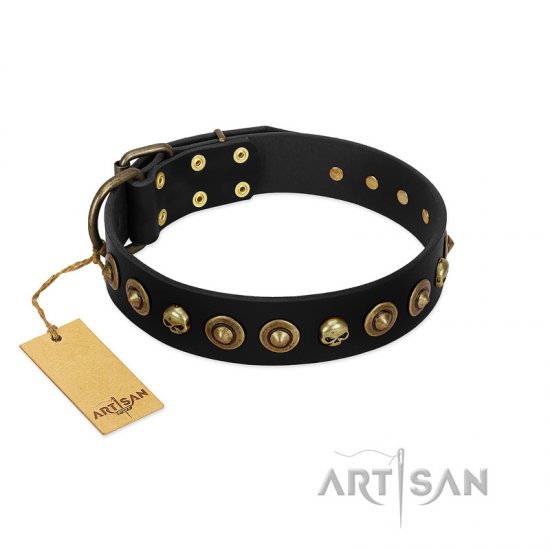 "Reckless Mutt" FDT Artisan Black Leather Collar with Skulls and Brooches - إضغط الصورة للإغلاق