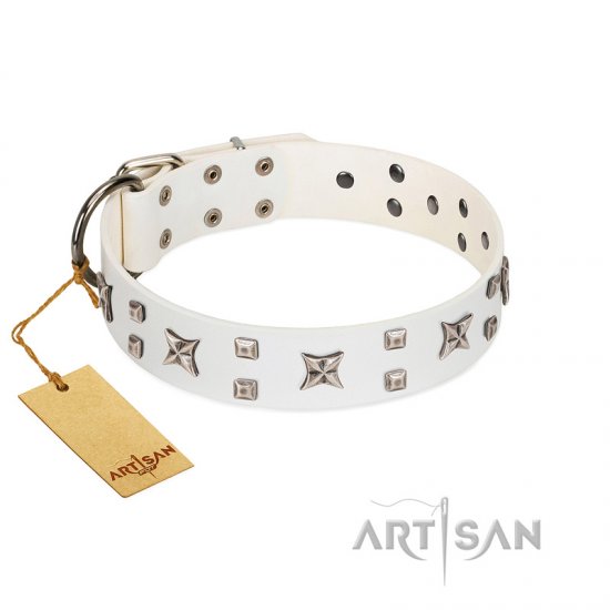 "Star Patrol" FDT Artisan White Leather Dog Collar Adorned with Stars and Studs - إضغط الصورة للإغلاق