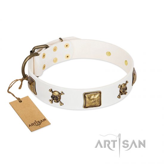 "Glo Up" FDT Artisan White Leather Dog Collar with Skulls and Crossbones Combined with Squares - إضغط الصورة للإغلاق
