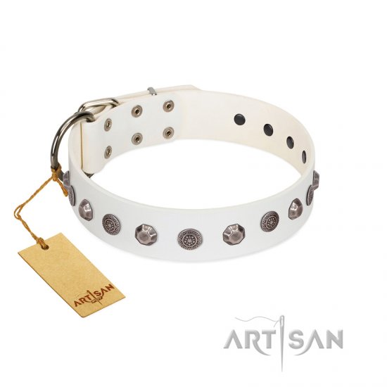 "Solar Energy" FDT Artisan White Leather Dog Collar with Silver-like Studs and Medallions - إضغط الصورة للإغلاق
